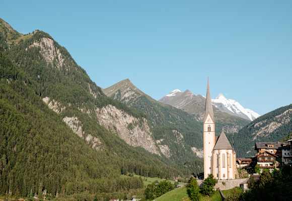 Der Großglockner (3.978m) im Hintergrund, die Pfarrkirche in Heiligenblut im Vordergrund