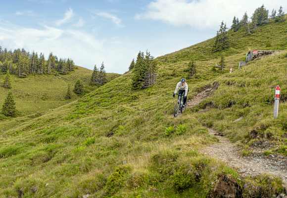 Ein Radfahrer auf dem Weg zum Tal.