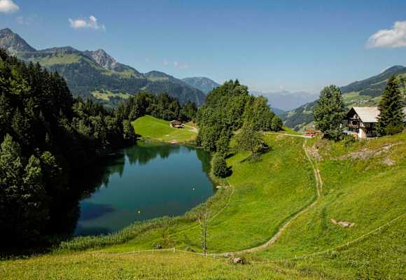 Der Seewaldsee im Großen Walsertal in Vorarlberg