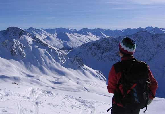 Haupter Tälli: Skitourengeherin in den Bündner Plessur-Alpen rund um Arosa