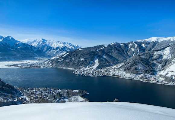 Traumhaft schön: Blick vom Mitterberg auf den Zeller See, im Hintergrund das Kitzsteinhorn.