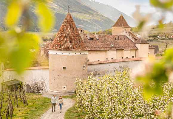 Malerisch schön in den Frühling starten, dazu lädt die Kulturregion Vinschgau mit ihren geschichtsträchtigen Mauerwerken, den schneebedeckten Gipfeln und den Waalweg-Wanderrouten ein.