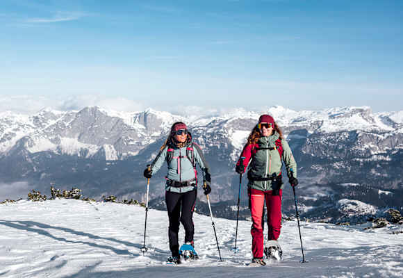 Sportlich unterwegs in Schneeschuhen in der zauberhaften Winterlandschaft des Ausseerlandes.