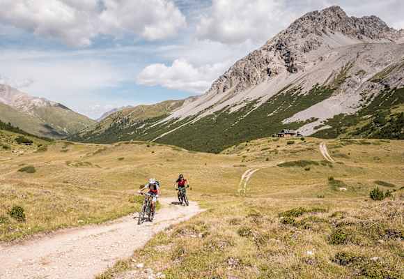 Die Route in der Gegend des Nationalpark Graubünden wird von malerischer Berglandschaft umrahmt.