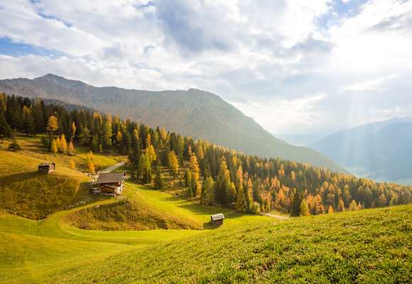 Herbst im Gsiesertal, Blick auf Almen und Bergen, goldenes Licht