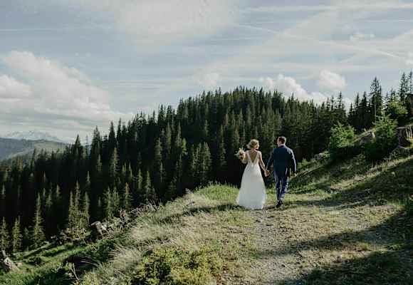 Liebe im Gebirge: Brautpaar am Berg