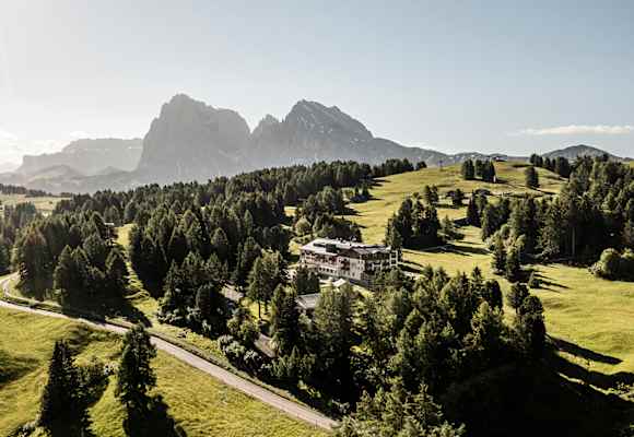 drohnenaufnahme vom hotel steger dellai auf der seiser alm