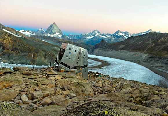Eine von 8 Hütten, die man unbedingt einmal gesehen haben sollte: Die Monte Rosa Hütte in Zermatt mit dem Matterhorn im Hintergrund