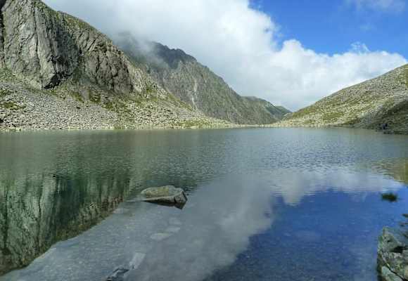 Kraftplatz Hunstalsee in den Stubaier Alpen in Tirol.