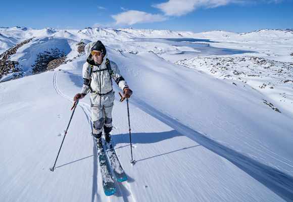 Freerider Tao Kreibich auf Skitour mit HEAD KORE Ski und TYROLIA ATTACK HYBRID Bindung in verschneiter Berglandschaft