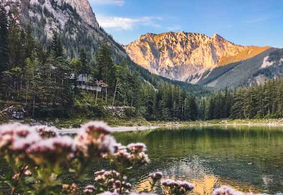 Der Grüne See in der Steiermark mit Blick auf die Berge des Hochschwab.