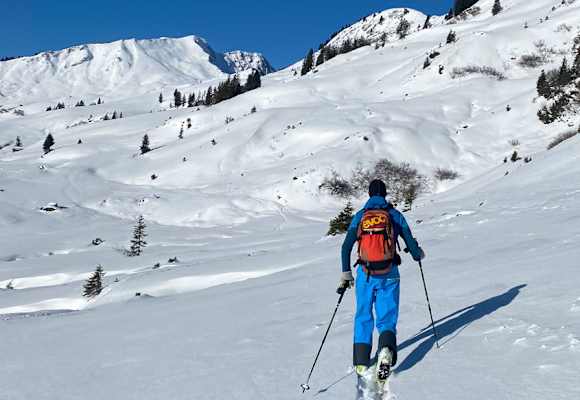 Bergführer Franky Drechsel beim Skitourenaufstieg Richtung Schwarzwassertal 