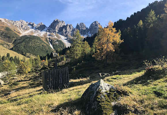 Tagestouren sind im Oktober meist noch sehr gut möglich. Wer allerdings mehrere Tage am Stück unterwegs sein möchte, muss seine Tour gut planen.