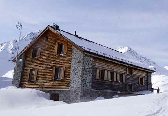 Die Jenatschhütte (2.652 m) in den Albula-Alpen in Graubünden 