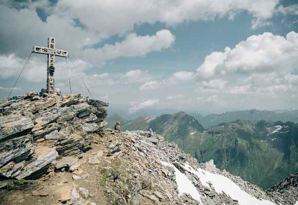 Gipfekreuz am Gipfel des Larmkogels