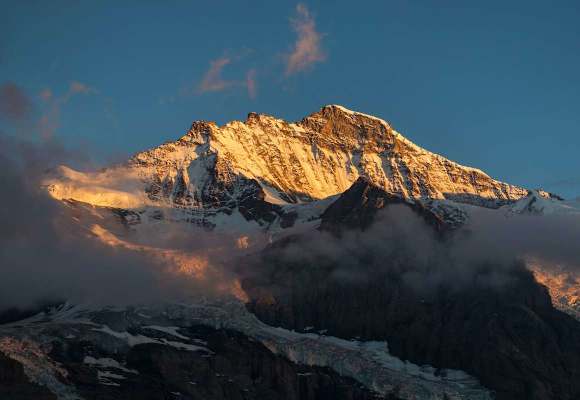 Der Gipfel der Jungfrau (4.158 m) in den Berner Alpen im sanften Morgenlicht 