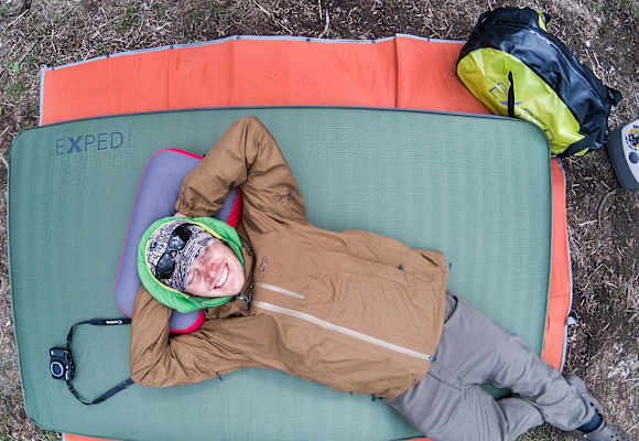 Mann auf Matte schläft outdoor exped