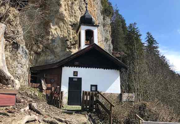 Die Einsiedelei St. Georg klebt am Felsen fest