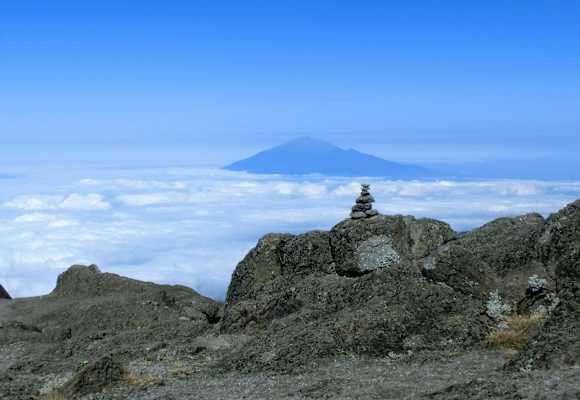 Blick auf den Mount Meru vom oberen Ende der Barranco Wall am Kilimanjaro