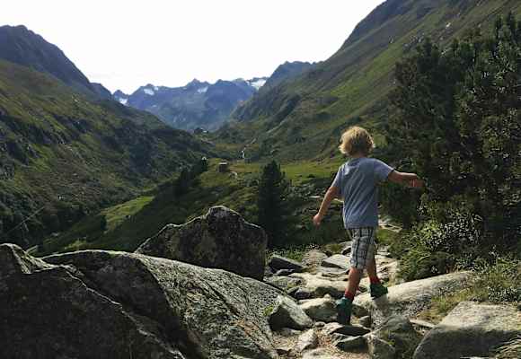 Wandern in Tirol: Kind beim Zustieg zur Franz-Senn-Hütte in Tirol