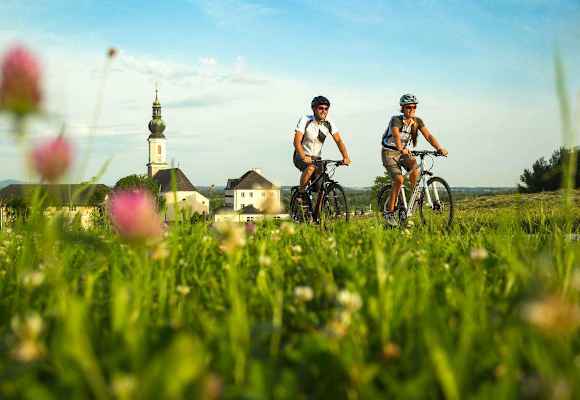 Auf dem Tauernradweg nördlich der Landeshauptstadt Salzburg