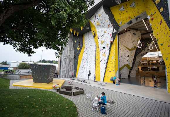 Aussenbereich der Kletterhalle Griffig Uster