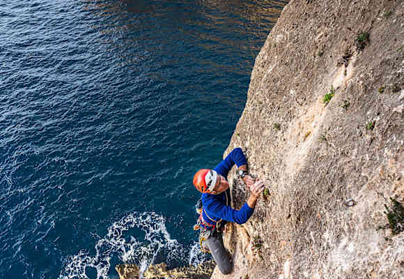 Steile Kalksteinklippen über dem azurblauen Meer – Malta ist ein wahres Kletterparadies.