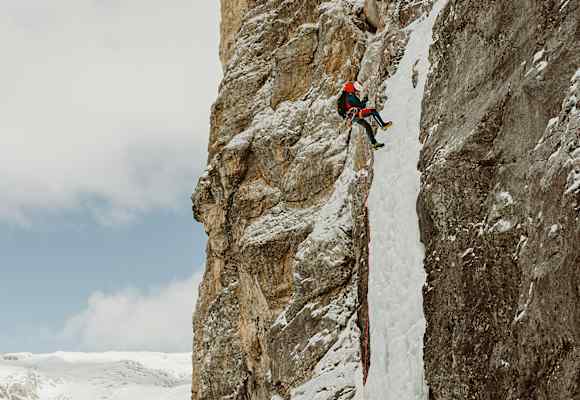 Matteo Pavana klettert in La Sportiva Ausrüstung einen Berg hinauf