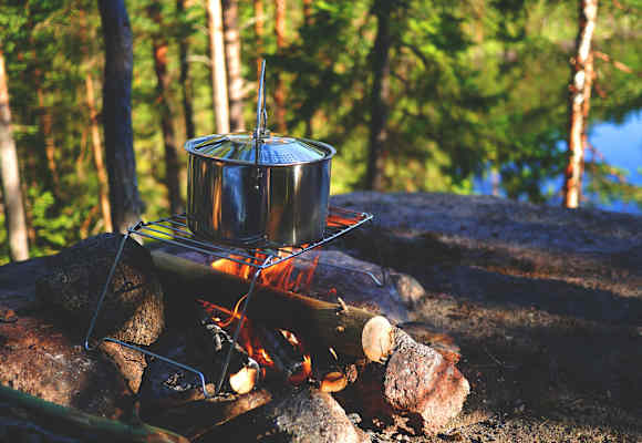 Mit einer richtig ausgestatteten Camping-Küche schmeckt jeder Snack umso besser.