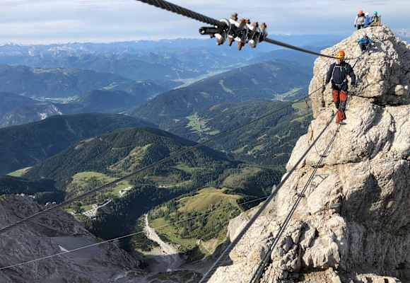 Über die schwebende Seilbrücke hinauf zum Gipfel des Koppenkarstein