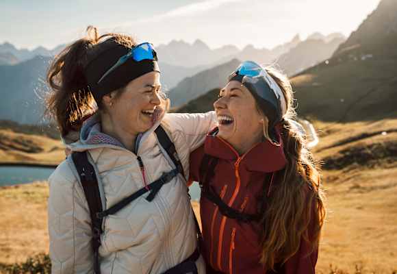 wandern im kleinwalsertal, zwei frauen lachen in den bergen