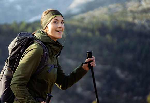 Die ALBERTA ReMOCA PAD® Hybrid Jacke von LaMunt hält dich warm und sieht dabei auch noch stylisch aus.