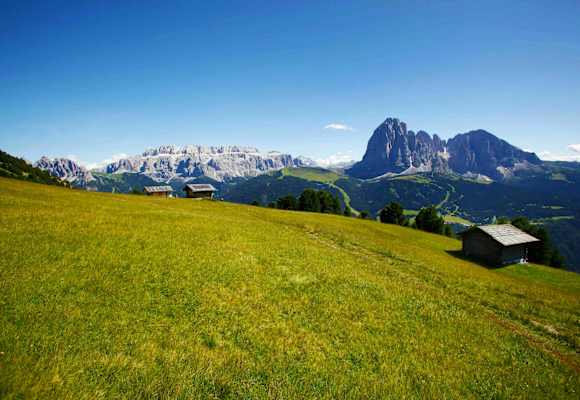 Wandern in Südtirol: Blick auf Lang- und Plattkofel in den Dolomiten