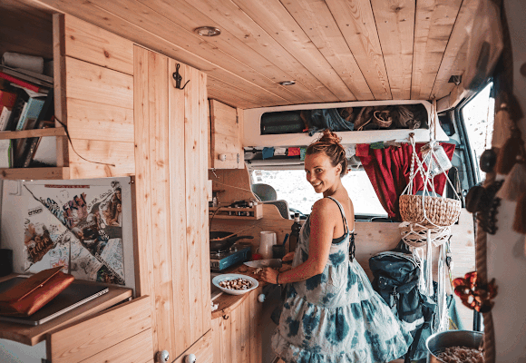 Laura Horvat hat für Bergwelten einen Campervan gebaut, nun erwartet die junge Niederösterreicherin Nachwuchs