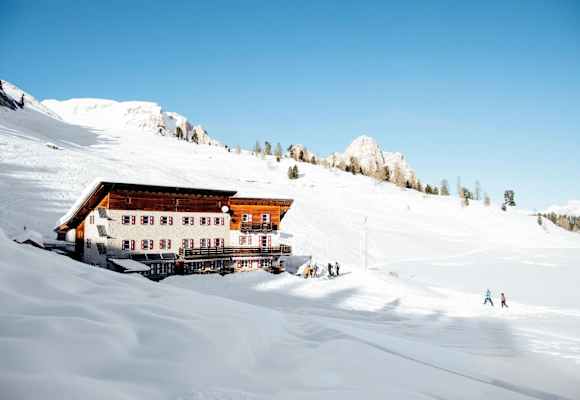 Die Hütte eingebettet in die Schneelandschaft