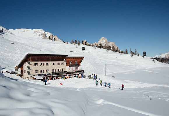 Die Lavarellhütte (2.045 m) inmitten des Naturparks Fanes-Sennes-Prages