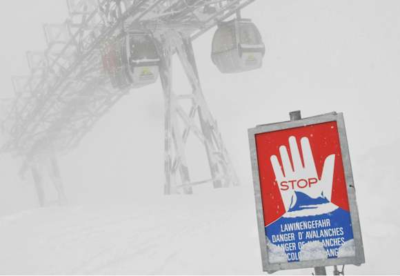 Die Lawinensituation in den Alpen spitzt sich weiter zu. Skigebiete, Straßen und gesamte Täler sind gesperrt.