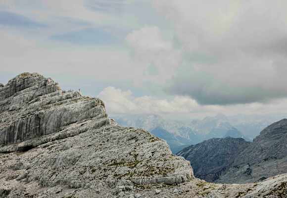 Imposante Felsformationen der Loferer Steinberger - im Hintergrund die Berchtesgadener Alpen.