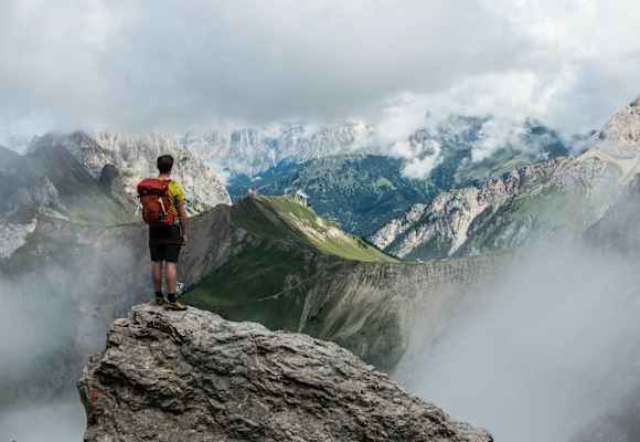 Wanderer in den Bergen mit Nebel