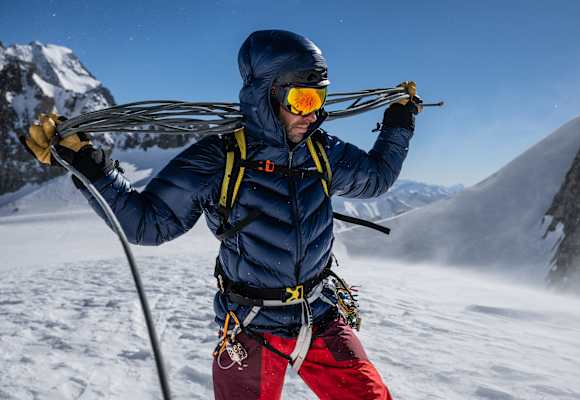 Mann am Berg mit LA sportiva Jacke beim Klettern im Schnee