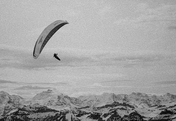 „The Eagle“ Chrigel Maurer bei seiner Leidenschaft, dem Paragleiten.