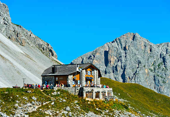 Die Carschinahütte (2.236 m) im Rätikon
