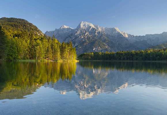 Blick vom Almsee in Grünau auf das Tote Gebirge, Oberösterreich