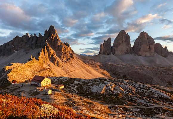 Die Drei Zinnen Hütte (2.405 m) am Fuße des Paternkofels