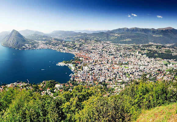Frühling im Tessin: Blick auf die Bucht von Lugano vom Monte Brè (925 m) aus