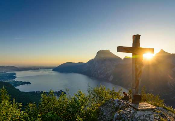 Sonnenuntergang am Gipfel des Kleinen Sonnstein (923 m) oberhalb des Traunsees, Oberösterreich