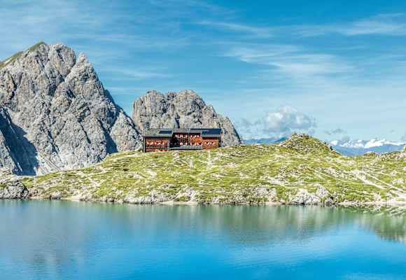 Die Karlsbader Hütte in Osttirol liegt direkt am malerischen Laserzsee