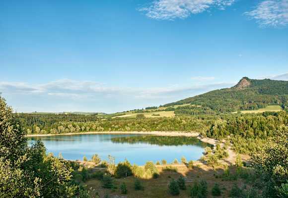 Ausblick auf die Vukanlandschaft des Hegau mit dem Bininnger See