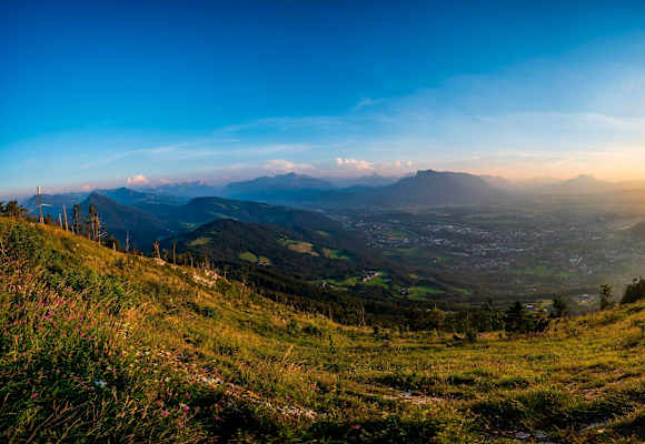 Ausblick zum Sonnenaufgang vom Gipfel des Gaisberg auf die Stadt Salzburg