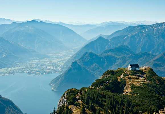 Gleich zweimal finden sich Wanderungen am Oberösterreichischen Traunsee unter den beliebtesten Touren im März auf Bergwelten.com